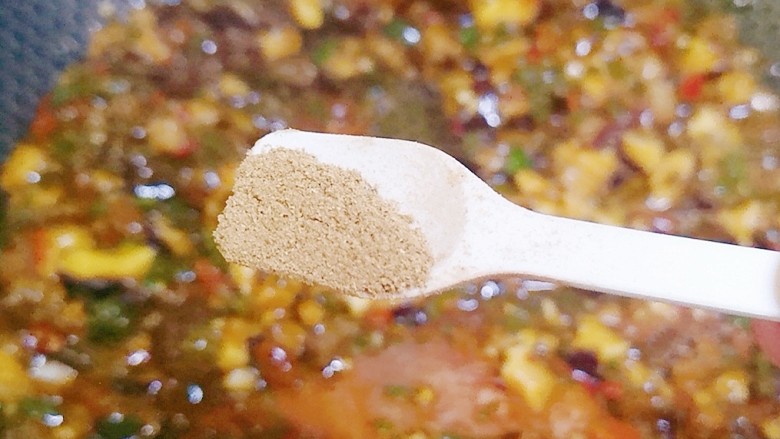 香菇牛肉酱,翻炒均匀,加适量<a style='color:red;display:inline-block;' href='/shicai/ 744'>五香粉</a>