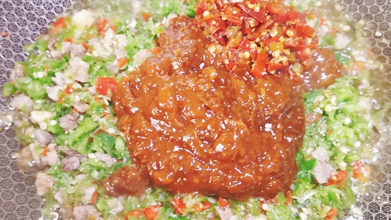 香菇牛肉酱,然后加入黄豆酱和<a style='color:red;display:inline-block;' href='/shicai/ 691'>辣椒酱</a>，炒出红油