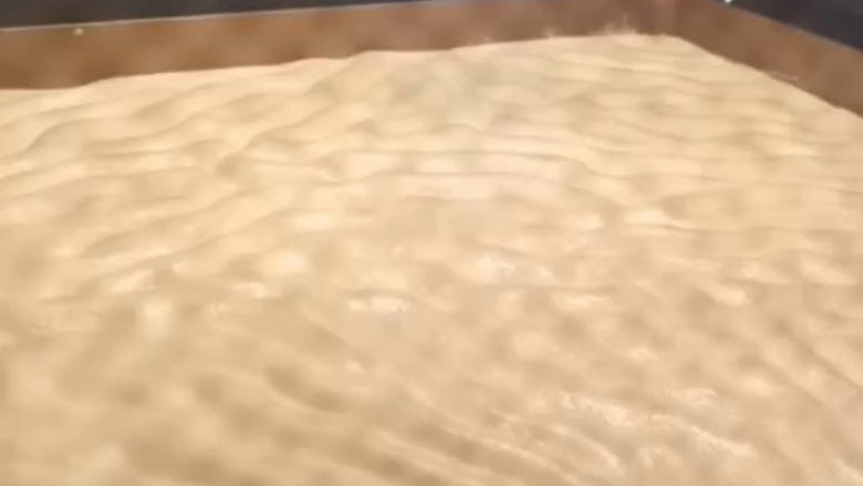 虎皮蛋糕卷,还是倒入铺好油纸的烤盘,烤箱提前预热,上下火200度烤8分钟左右,具体看你家烤箱的火力情况