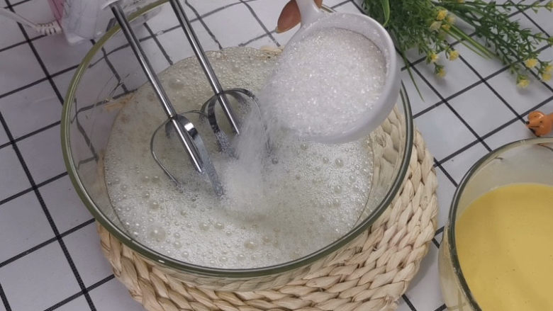 虎皮蛋糕卷,45克砂糖分三次加入打发,你觉得麻烦,一次性加入打发也是可以的