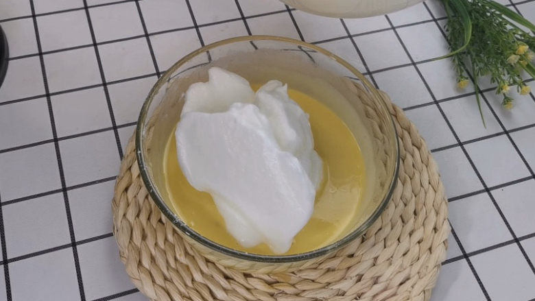 虎皮蛋糕卷,取三分一蛋白入蛋黄糊中,翻拌均匀