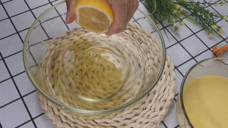 虎皮蛋糕卷,接下来打发蛋清,蛋清中加几滴柠檬汁去腥,酸性也可以帮助打发