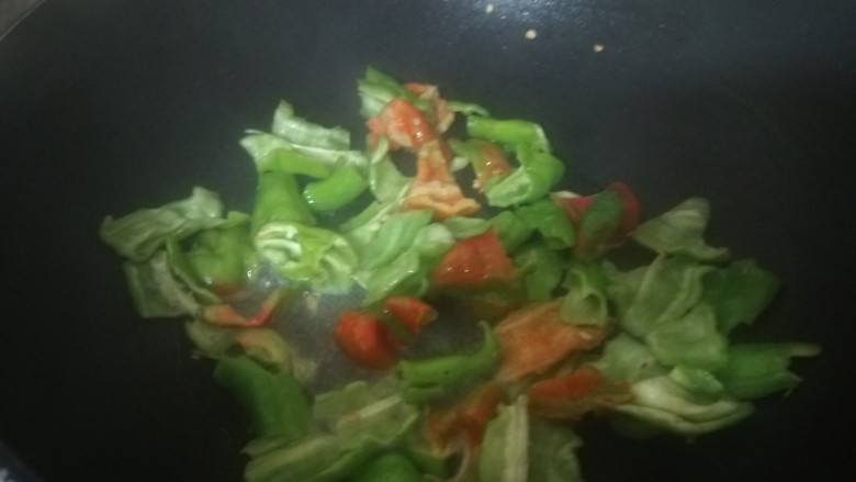 青椒炒豆腐,倒入锅中?