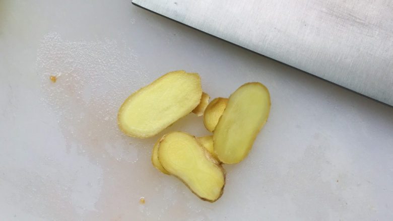 茄子焖面,姜切片;