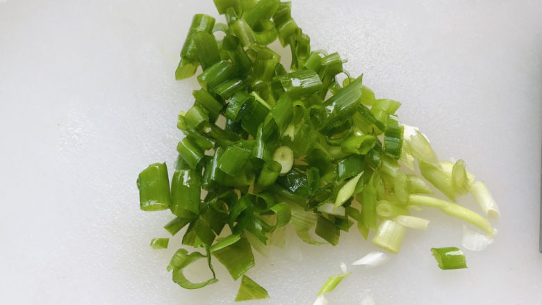 茄子焖面,<a style='color:red;display:inline-block;' href='/shicai/ 157'>小葱</a>切成葱花;
