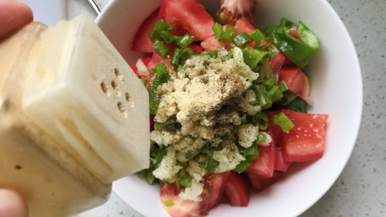茄子焖面,再撒少许姜粉;