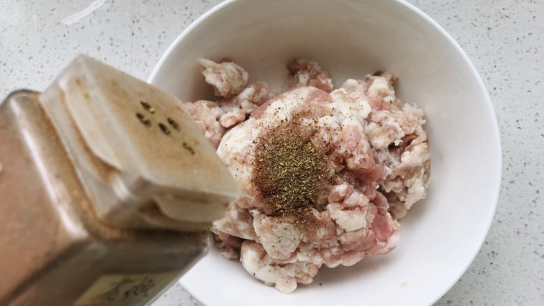茄子焖面,少许花椒粉;