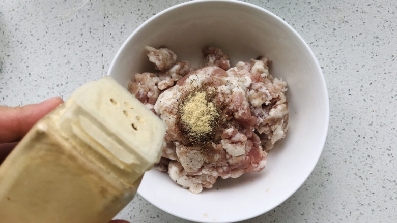 茄子焖面,再撒一点姜粉;