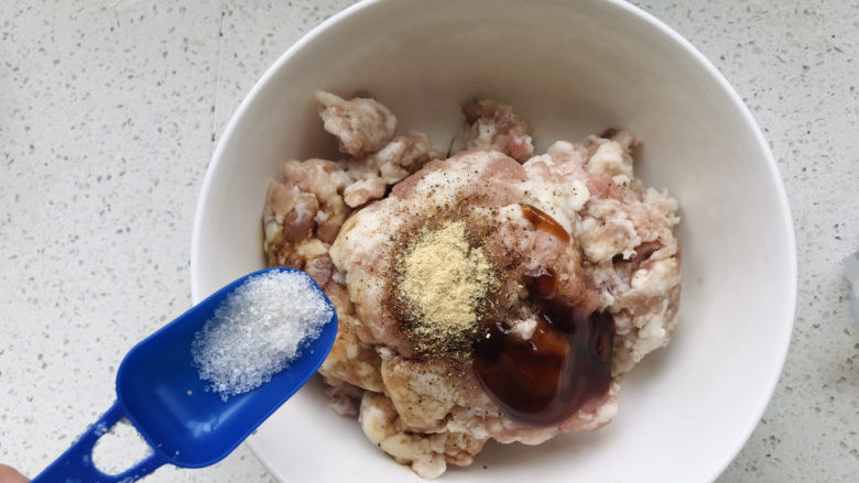 茄子焖面,加少许白糖;