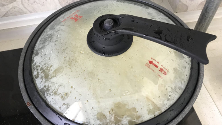 茄子焖面,盖上锅盖,中小火焖制;