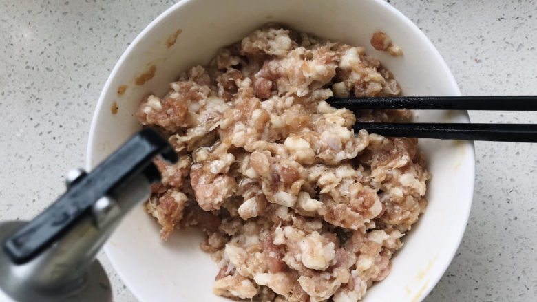 茄子焖面,搅匀后倒少许食用油,锁住水份;
