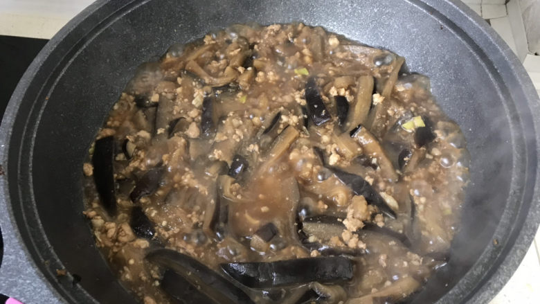 茄子焖面,炖煮到水位线到茄子以下;