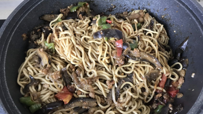 茄子焖面,汤汁收干,拌匀面条和肉糜茄子,焖面完成,边拌边流口水,巨香无比;