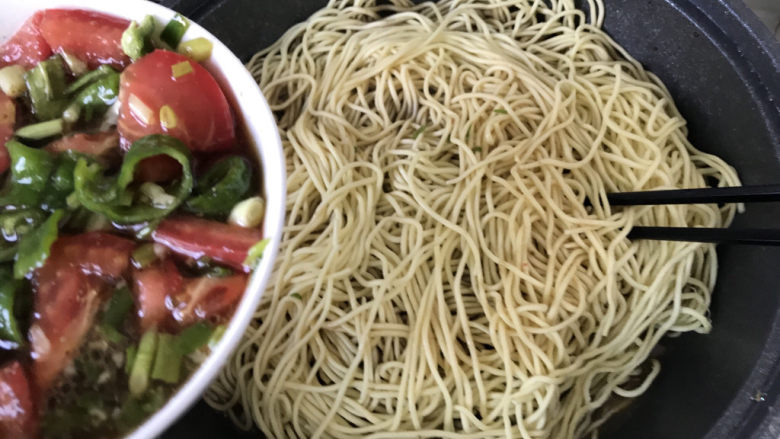 茄子焖面,均匀倒入刚才调好的青椒西红柿油水汤汁,用筷子挑散面条,以免粘连,倒完之后,盖上锅盖,继续蒸煮至汤汁收干,一定要注意火候,不要糊锅;