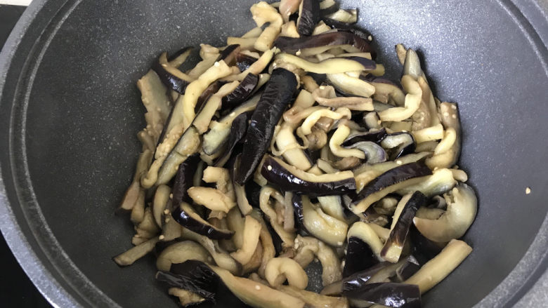 茄子焖面,翻炒至茄子变软变色,盛出备用;