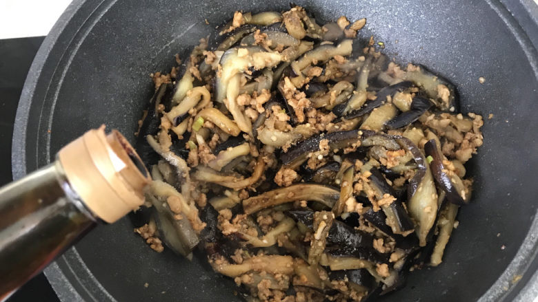 茄子焖面,加老抽上色;