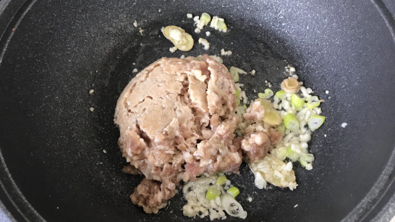 茄子焖面,放入腌制好的猪肉糜;