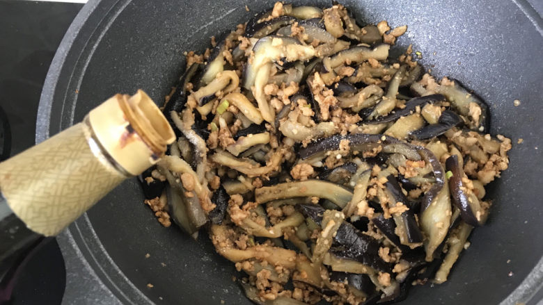 茄子焖面,加适量的生抽;