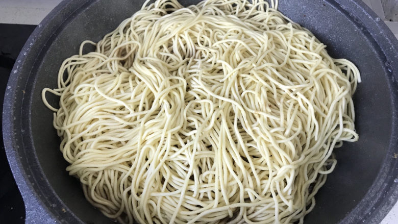 茄子焖面,蒸煮到几乎没有汤汁,面条半熟;