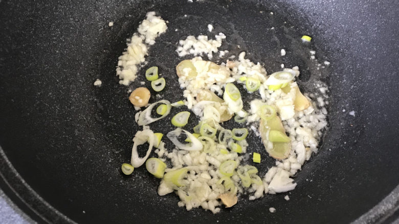 茄子焖面,煸出蒜香味儿后,放入葱花翻炒;
