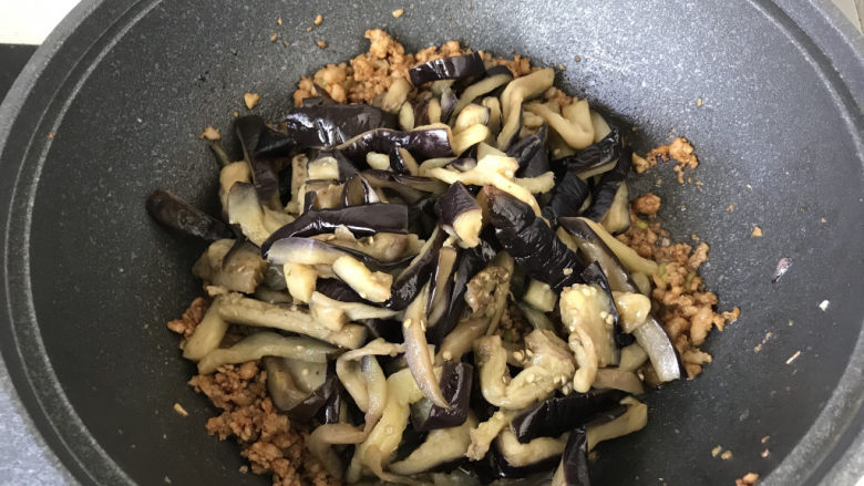 茄子焖面,加入炒过的茄子;