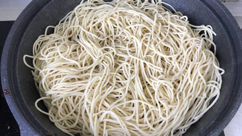 茄子焖面,把面条均匀码放在茄子上;