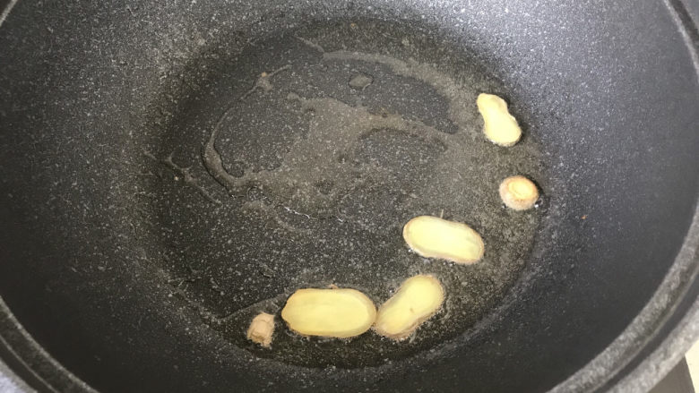 茄子焖面,锅内再倒入一点底油,放入姜片煎出香味儿;