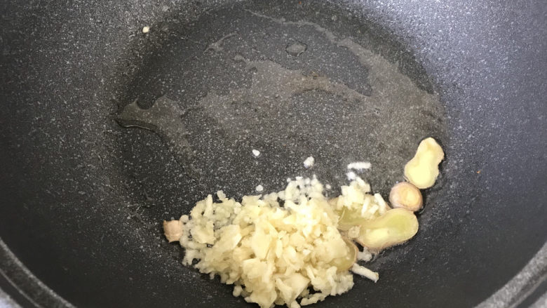 茄子焖面,再放入蒜末煸炒;