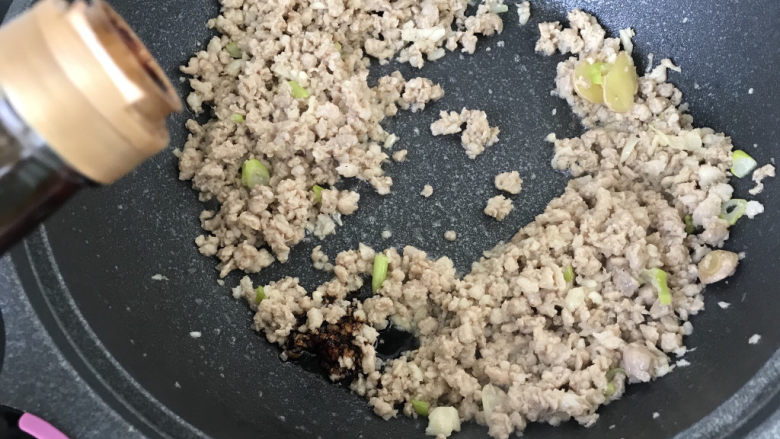 茄子焖面,炒至猪肉糜变成白色,倒入适量生抽和老抽;