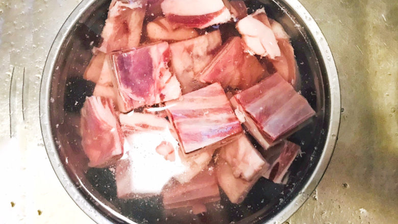剁椒蒸排骨,加入清水浸泡,去除血水,这个过程相当于焯水,尽量多泡一会儿