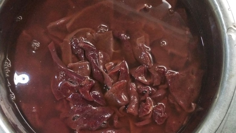泡椒猪肝,切好的猪肝片放入盆中,加入清水,少许<a style='color:red;display:inline-block;' href='/shicai/ 718'>料酒</a>,用手抓洗出血水,然后沥干水份