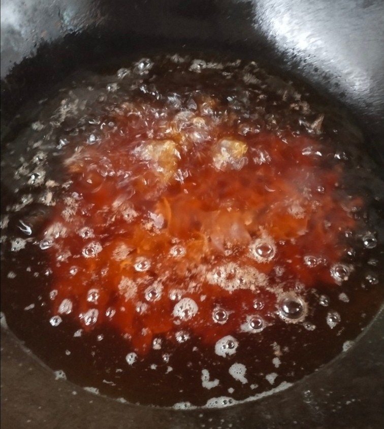 泡椒猪肝,油温烧至5成热,放入腌制好的猪肝过油,油温不要烧太高,炸l5秒即可捞出。