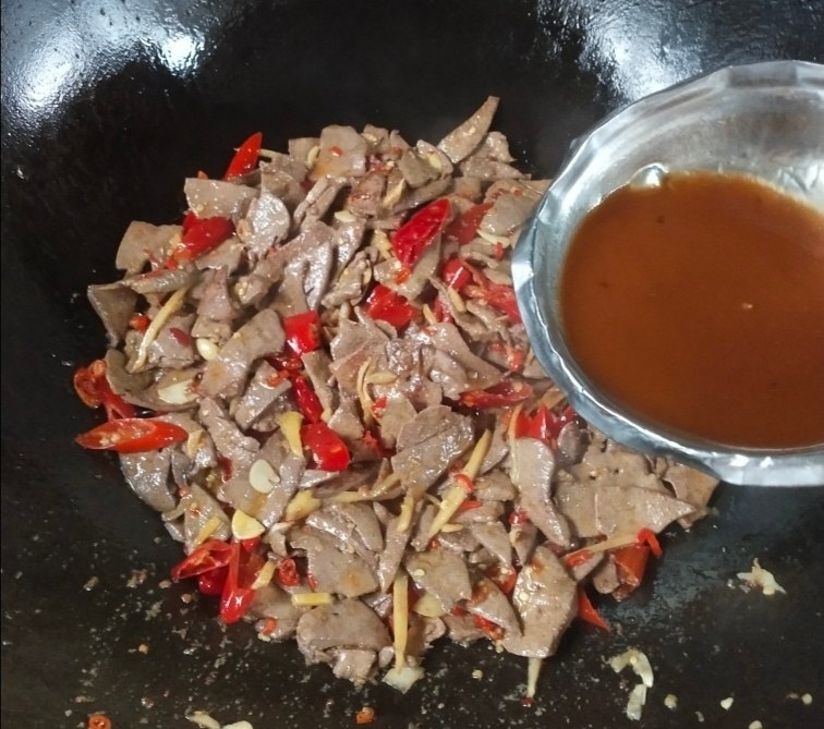 泡椒猪肝,加入调好的料汁,翻炒均匀