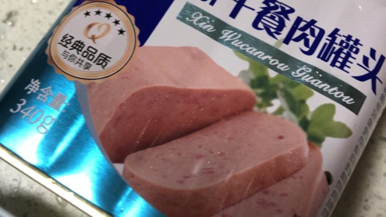 手抓饼三明治,准备罐头或者火腿肠(个人更喜欢罐头,更香)