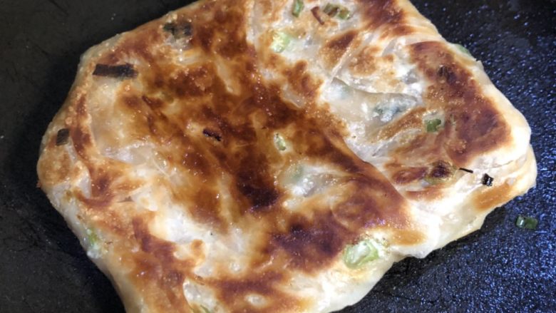 手抓饼三明治,煎成两面金黄,鸡蛋熟透就可以了