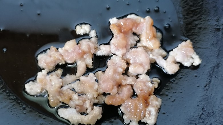 茄子焖面,锅内放油烧热,放入肉末翻炒