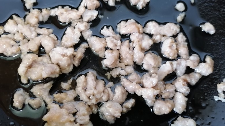 茄子焖面,将肉末炒至变色