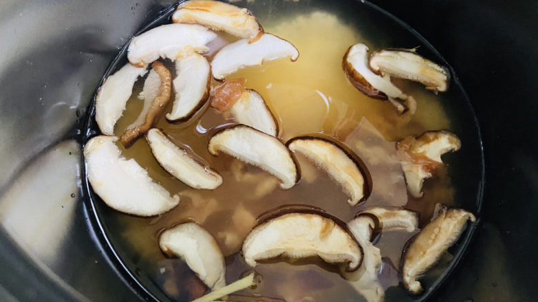 香菇滑鸡粥,加入足够的热水,水量根据个人喜好选择