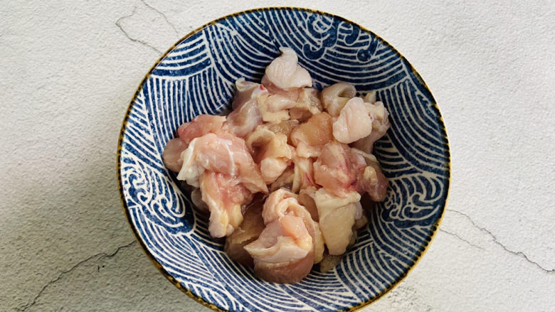 香菇滑鸡粥,小鸡腿去骨,将肉切小块