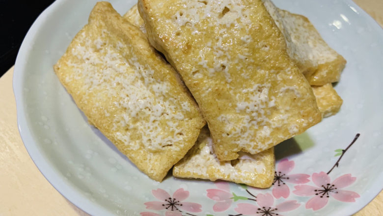 青椒炒豆腐,两面金黄,夹起,放碗内