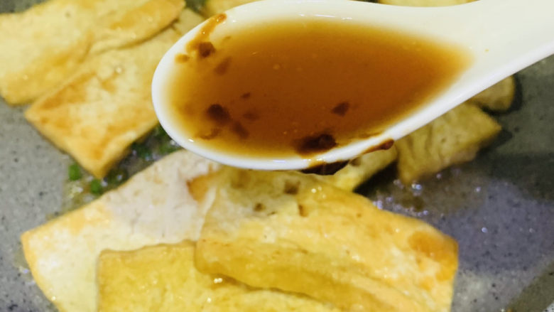 青椒炒豆腐,加<a style='color:red;display:inline-block;' href='/shicai/ 718'>料酒</a>