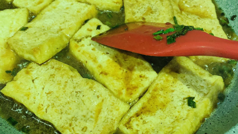 青椒炒豆腐,加些清水,翻炒均匀调料