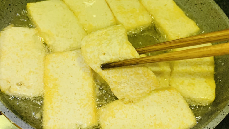 青椒炒豆腐,一面金黄,翻另一面