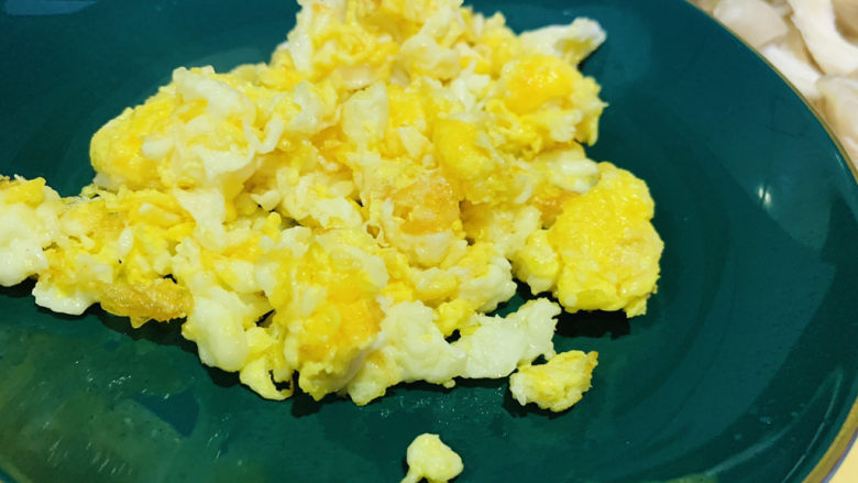 平菇炒鸡蛋,速炒鸡蛋,鸡蛋炒熟先盛入一个碗内