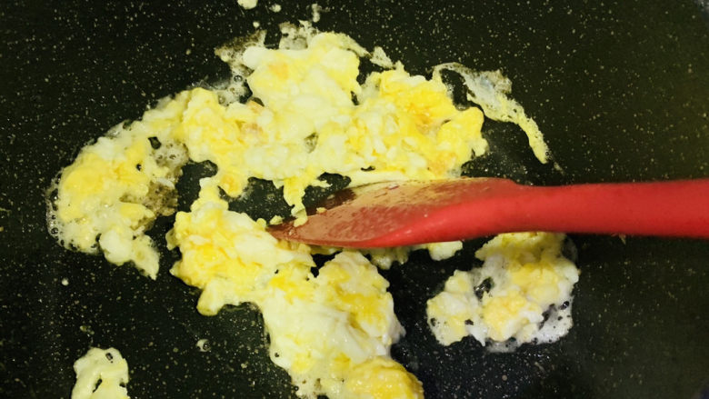 平菇炒鸡蛋,锅加食用油,烧热,打入鸡蛋