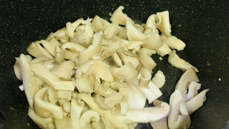 平菇炒鸡蛋,锅加食用油,加入平菇