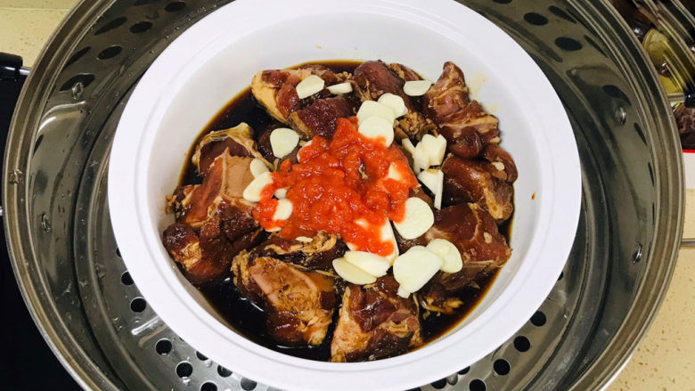 剁椒蒸排骨,装入锅里,镉水大火蒸熟