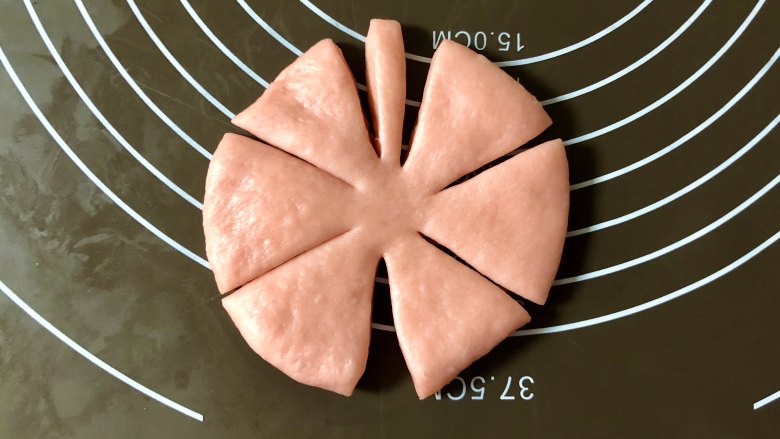 软萌可爱的蝴蝶结面包,不用模具就能做,如图,左、右侧各切两刀,两边各平均分成三份。