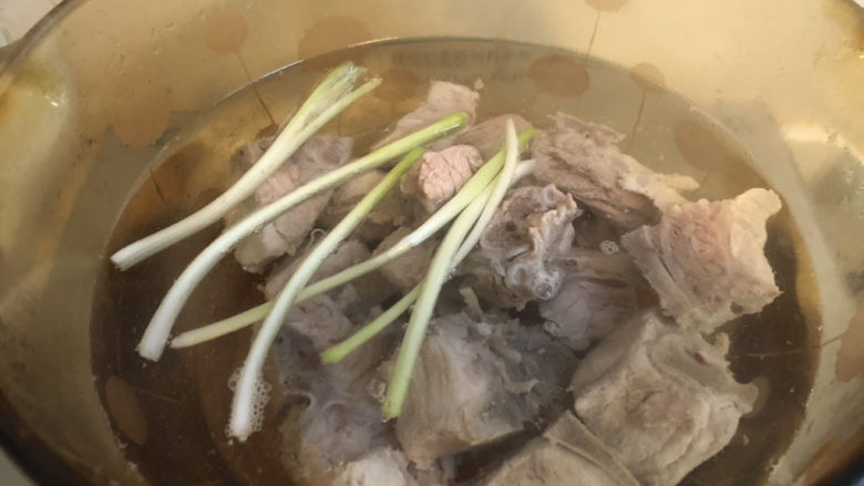 海带炖排骨,将排骨放入砂锅,一次性加好水