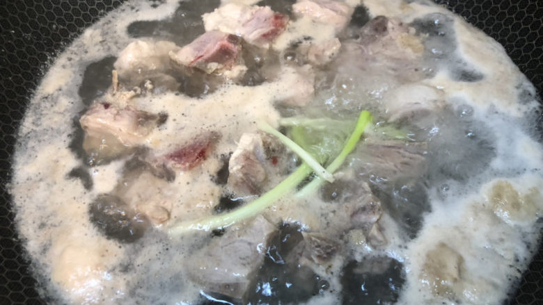 海带炖排骨,水开后煮3分钟,去除血水